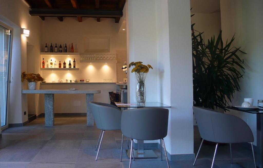 Bar and breakfast area